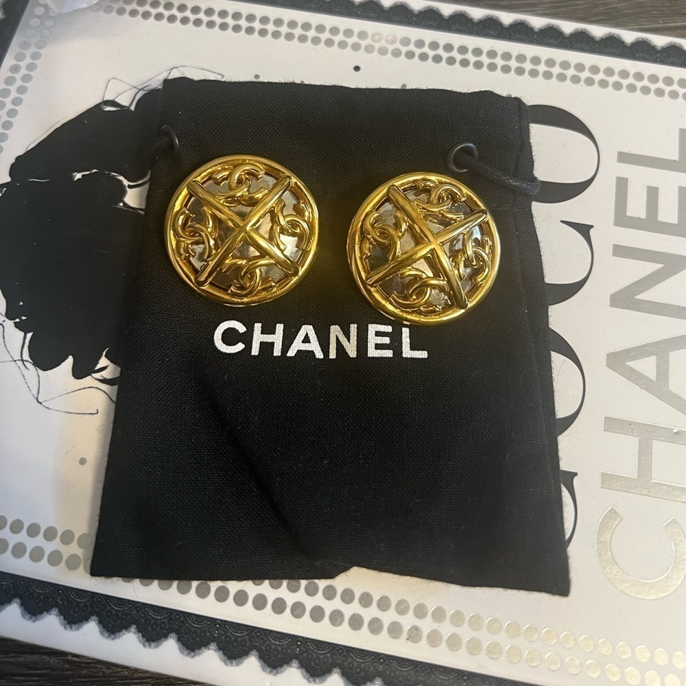 CHANEL Oversized Vintage Gold CC Faux Pearl Clip On Earrings - Picture 1 of 10